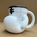 Vista detallada de la taza de café de cerámica blanca en forma de guante de boxeo. - 9*9.5*12cm / Tazas de boxeador - Blanco