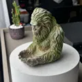 Agalma taistras poulion apo ritini Bigfoot, prasino sasquatch diakosmisi kipou agalma. - Ταΐστρα πουλιών Μεγαλοπόδαρος