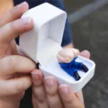 Asteio kouti daxtylidiou me pisino doro gia astieo prank dimiourgiko paixnidi diakosmisi spiti - Κουτί δαχτυλιδιού - Λευκό δέρμα