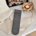 Graue gerippte Mittelsocken für Damen, gemütlicher Strickstil, ideal für den Alltag im Herbst. - Einheitsgröße / Mittelgrau (1 Paar)