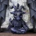 Gotiki figoura Baphomet apo ritini stolidaki sataniko agalma gia Halloween diakosmisi - Μαγικά κέρατα κριού