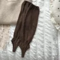 Braune gestrickte Steigbügel-Beinwärmer für Damen, gemütliche kuschelige lange Socken im Herbst. - Einheitsgröße / Braun (1 Paar)
