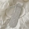Chaussettes mi-hautes grises avec adorables rubans nœud en dentelle blanche pour les femmes. - Taille unique / Gris Clair (1 Paire)