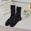 Chaussettes mi-mollet noires pour femmes avec jolis motifs floraux blancs et design respirant. - Taille unique / Noir