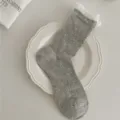 Chaussettes grises avec bord en dentelle pour femmes, jolies chaussettes mi-hautes. - Taille unique / Dentelle Douce Grise