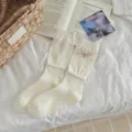 Chaussettes mi-hautes douces de style coréen pour femmes avec nœud et pendentif cœur, fin coton. - Taille unique / Blanc Cassé (1 Paire)