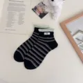 Modische koreanische Damen Sommersocken aus dünnem Stoff mit egg Buchstaben und Streifen. - Einheitsgröße / Schwarz
