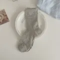 Graue Damen Socken mit Rüschen und Lochmuster, süße koreanische Stil Mittelsocken für Damen. - Einheitsgröße / Grau