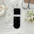 Süße Damen Socken mit Blumenmuster, japanischer Stil schwarze Baumwollsocken mit weißer Spitze. - Einheitsgröße / Schwarz