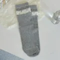 Γκρι κάλτσες με λουλουδάτο patchwork και γλυκές μανσέτες από δαντέλα, κομψές και άνετες. - Ένα μέγεθος / Ανοιχτό γκρι