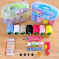 Set scatola da cucito domestica portatile con bobine di filo colorate, aghi, forbici e metro. - Taglia Grande