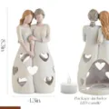 Hars moeder en dochter omhelzend beeldje kaarsenhouder met hart uitsparingen en LED kaars. - Arm-in-arm kandelaar
