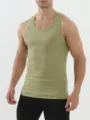Close-upweergave van de heren geribbelde mouwloze tanktop met weergave van textuur en pasvorm. - Olijfgroen