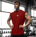Débardeur de fitness sans manches rouge homme, respirant coupe ample sport vue détaillée. - Rouge