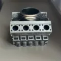 Gros plan detaille d'un porte-stylo creatif bloc moteur V8 au design mecanique unique. - Porte-stylo moteur - A
