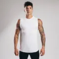 Detail van het ademende witte katoenen spiertanktopje, ontworpen voor comfortabele sportsessies. - M / Wit