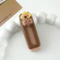 Einziehbarer Push-Pull-Radiergummi mit süßem Capybara- und Fischhut-Design Detailansicht. - Dunkelbraun