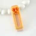 Gedetailleerde close-up van een schattige gele gum met pretzel decor en een roze kern. - Hartbrood
