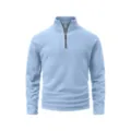 Gros plan sur le col montant en polaire bleu clair avec demi-zip et texture douce et chaude. - Bleu clair