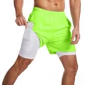Vista detallada del pantalón corto de running 2 en 1 para hombre en verde brillante y forro. - M / Bottoms / Verde Fluorescente