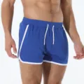Pantaloncini sportivi da uomo in rete blu traspirante con coulisse e bordi rifiniti. - Blu