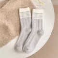 Gemütliche gefütterte Damen-Mittelsocken mit grau-weißem Streifendesign, weiche warme Wintersocken. - Einheitsgröße / 1 Paar / Blaugrau