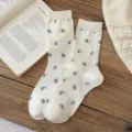 Chaussettes mi-hautes blanches à fleurs pour femmes, style japonais doux en coton rétro bleu. - Taille unique / 1 Paire / Motif Floral Partout