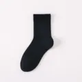 Einfarbige schwarze Baumwoll-Mittelsocken für Damen, bequem, atmungsaktiv, Freizeit. - Einheitsgröße / Schwarz