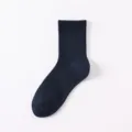 Chaussettes mi-hautes unies bleu marine pour hommes, bord côtelé confortable, style décontracté. - Taille unique / Bleu Marine