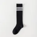 Kinder schwarze Kniestrümpfe mit weißen Streifen, atmungsaktive Baumwoll Sportsocken für Schüler. - M(3-5 Jahre) / Schwarz