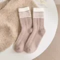 Damen kuschelige dicke Plüsch Mid-Tube Socken Winter warme süße farbblockierte gestreifte Socken - Einheitsgröße / 1 Paar / Hellkaffee