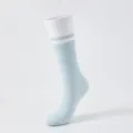 Hellblaue gerippte Sport Yoga Pilates Wadenstrümpfe mit weißen doppelten Streifen. - Punktierter Stil / 1 Paar / Himmelblau