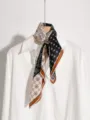 Foulard en soie rétro classique avec motif floral élégant et bordure en dentelle fine. - Rose contrastée