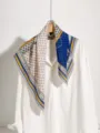 Foulard en soie vintage classique avec imprimé cheval chaîne et bordure en dentelle. - Poney bleu et blanc