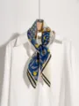 Élégante écharpe en soie à motif floral bleu et chaîne, bordure en dentelle, bel accessoire. - Carreaux bleu et or
