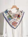 Foulard en soie vintage avec imprimé coloré et bord perlé bleu, style de luxe élégant pour femmes. - Guide des chevaux colorés