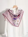 Foulard carré en soie vintage à fleurs avec bordure en dentelle délicate pour femme élégante. - Lianes de fleurs roses et violettes