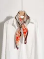 Foulard en soie vintage avec imprimé abstrait rouge et bordure en dentelle perlée. - Texture florale