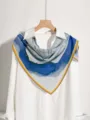 Foulard en soie avec imprimé abstrait bleu et bordure en dentelle, variante élégante. - Magnolia aux tons bleus