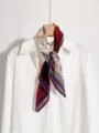 Foulard en soie vintage avec bordure en dentelle, élégant carré imprimé calèche classique. - Carreaux renaissance