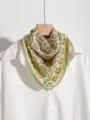 Foulard en soie vert retro avec motif de chaine geometrique et bordure en dentelle. - Motif de nœud vert clair