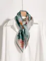 Foulard en soie rétro à fleurs et bordure en dentelle, variante verte, élégant. - Camélia bleu clair