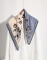 Élégante écharpe en soie rétro pour femme avec motif floral et pied-de-poule printemps. - Patchwork de pivoines en diagonale