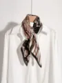 Foulard en soie vintage classique avec motif floral et bordure en dentelle délicate. - Rose aux tons marron