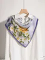 Élégant foulard en soie mulberry avec imprimé floral délicat et bordure en dentelle jaune. - Fleurs et papillons en forêt de bambous
