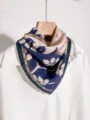 Foulard en soie avec motif floral et bordure en dentelle, style vintage classique. - Pois Rose