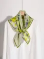Foulard en soie rétro pour femme avec motif floral et bordure en dentelle, élégant accessoire. - Petites Fleurs Jaunes et Vertes