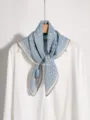 Foulard en soie bleu clair avec dentelle, design abstrait elegant pour femme moderne. - Chaîne en Perles de Verre de Lampe
