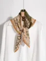 Foulard en soie à fleurs vertes vintage classique avec bordure en dentelle, variante élégante en soie. - Motif vert d'osmanthus doré