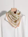 Écharpe en soie florale vintage avec bordure en crochet orange, accessoire pour femme - Motif cachemire beige doré